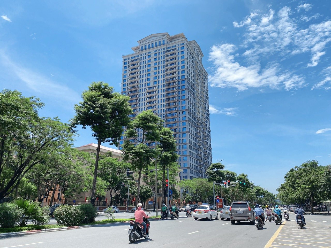 Chính chủ bán căn nhà Nguyễn Văn Huyên ngõ thông gần phố